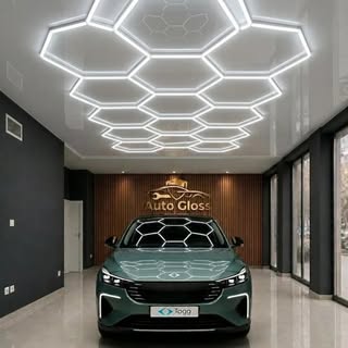 AutoGloss showroom — altıgen LED tavanlı uygulama stüdyosu